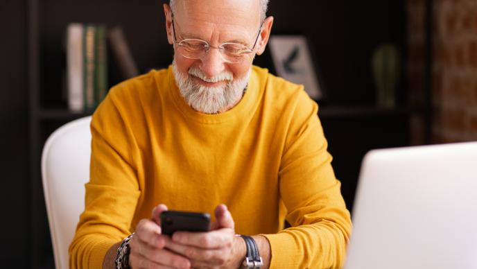 homme sur son mobile pour magazine dématérialisé