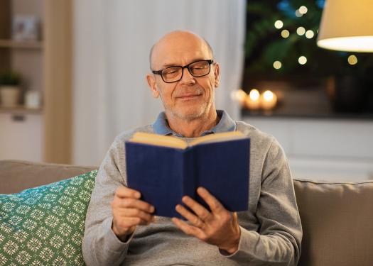 personne lisant un livre dans une pièce bien éclairée