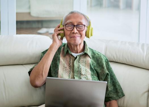 Homme sur son canapé écoutant de la musique avec un casque