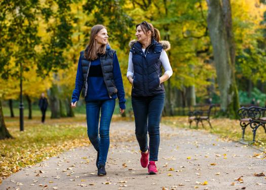 Promeneurs marchant et se soutenant