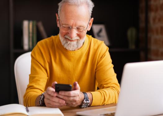 homme sur son mobile pour magazine dématérialisé