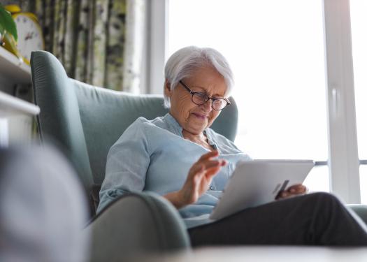 Femme avec tablette