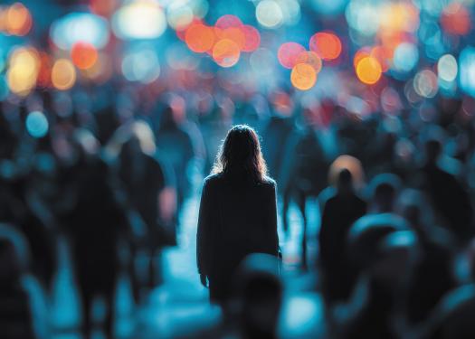 Femme vue de dos au milieu d'une foule