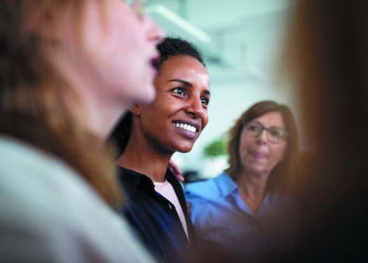 Femme souriant dans un groupe