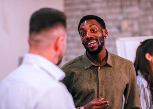 Hommes debout discutant 