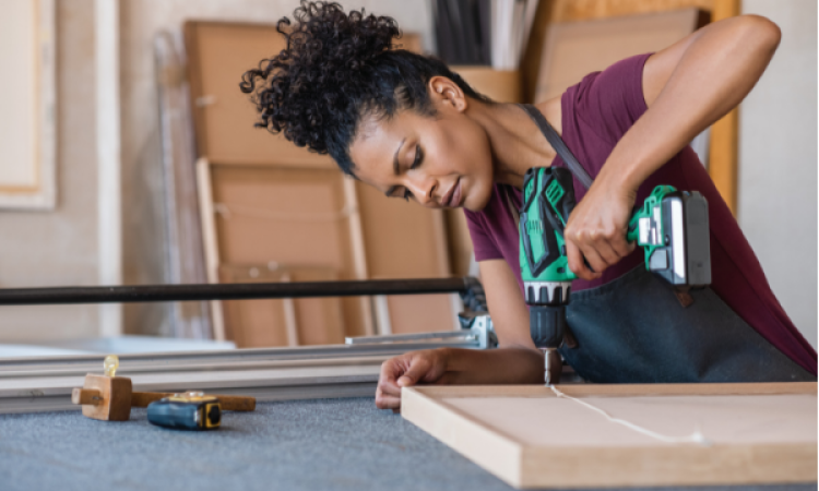 Femme faisant des travaux Femme faisant des travaux