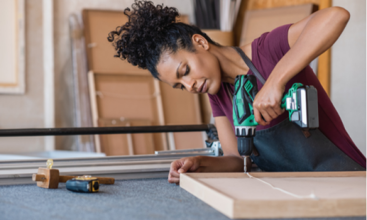 Femme faisant des travaux