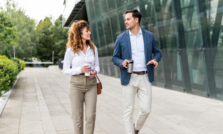 Contrat de retraite supplémentaire des élus locaux - Mutuelle Tutélaire Photo d'une femme et d'un homme en tenue professionnelle, marchant